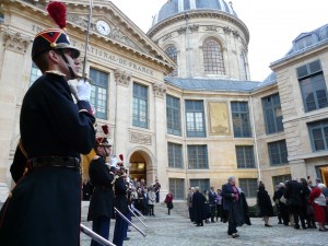 garde républicaine rendant les honneurs