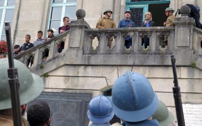 Sandra Pershing au balcon de l’hôtel de ville du QG de la IIè Armée Française.