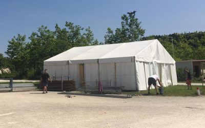 Montage du chapiteau, pour accueillir le centre de dépistage antigénique sur le site du spectacle, en une matinée.. Merci aux bénévoles !
