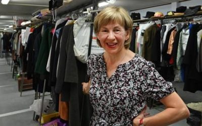 Nathalie soigne le look des acteurs-figurants