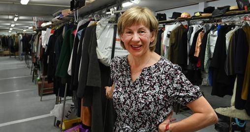 Nathalie soigne le look des acteurs-figurants
