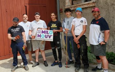 Des jeunes embellissent la cour du château