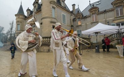 Un spectacle déambulatoire intitulé «  Offre Généreuse de Mélodies » présenté par La Chose Publique
