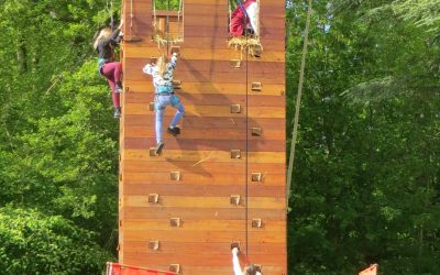 L’Accrotour (Lez Accros) propose aux enfants dès 5 ans, aux familles et aux amateurs d’aventure de gravir une tour médiévale de 8 mètres,