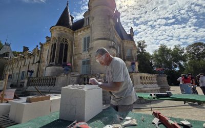 Chantier d’été : les tailleurs de pierre s’activent au pied du château de Thillombois